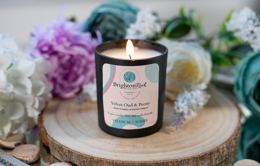 Velvet Oud & Peony Scented Candle in Matte Black 220g